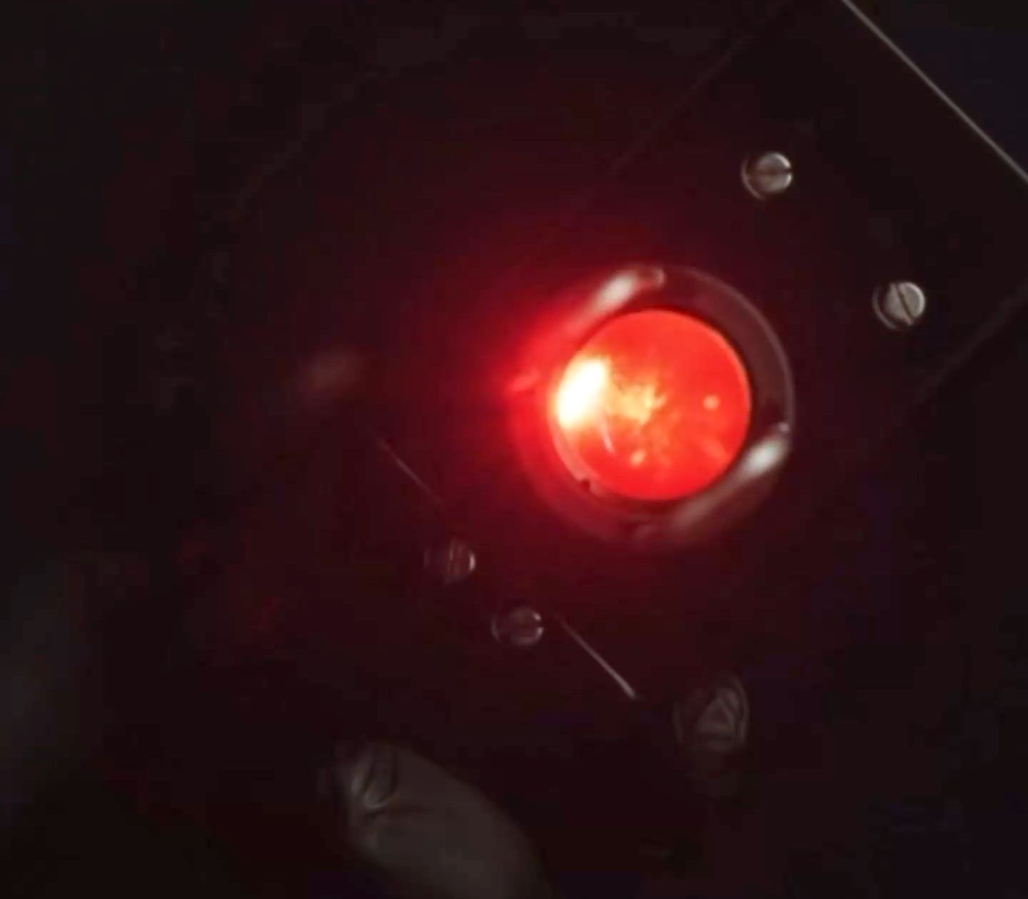 Laseraustritt mit rotem Pilotstrahl